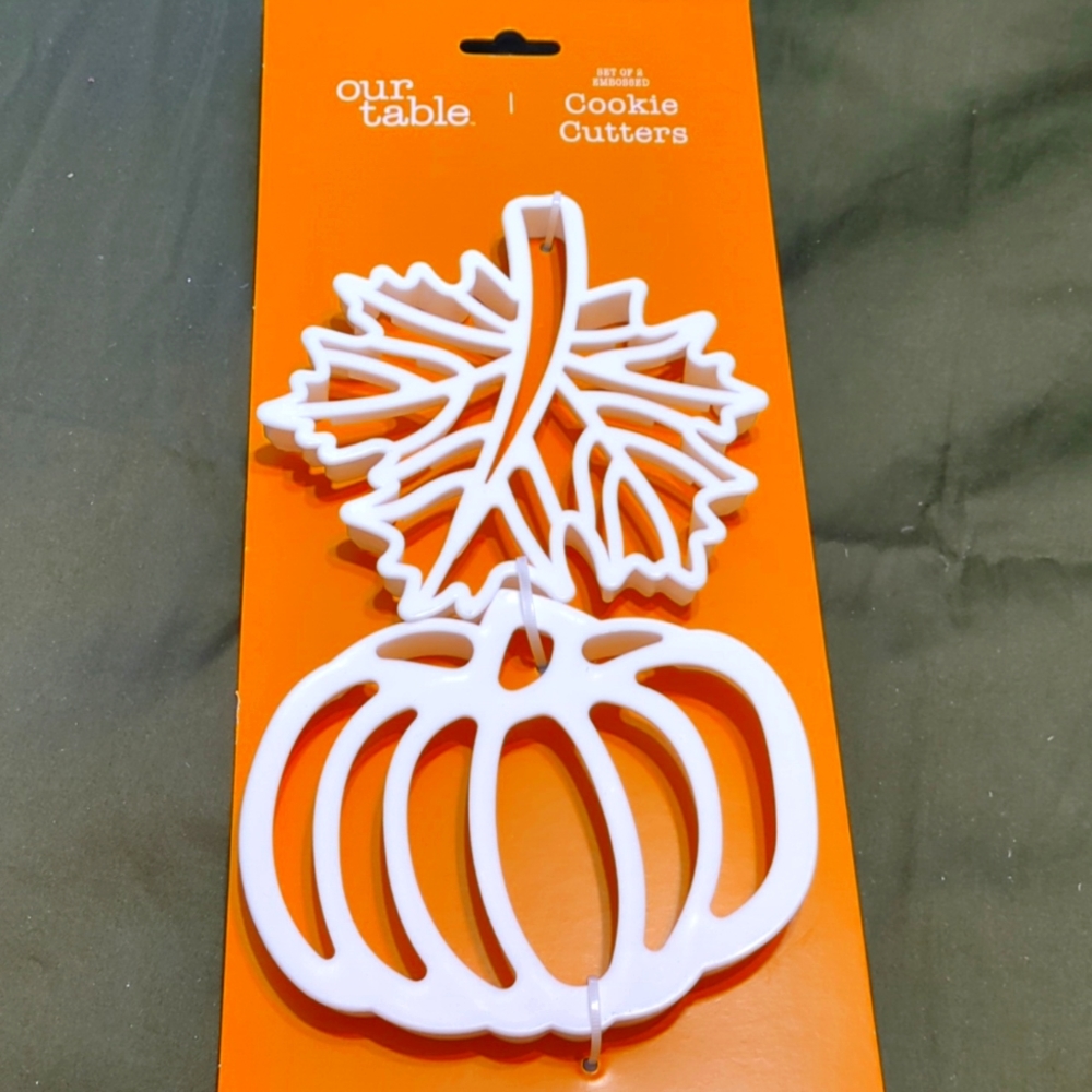 Brand new set of 2 cookie cutters - Maple leaf and pumpkin